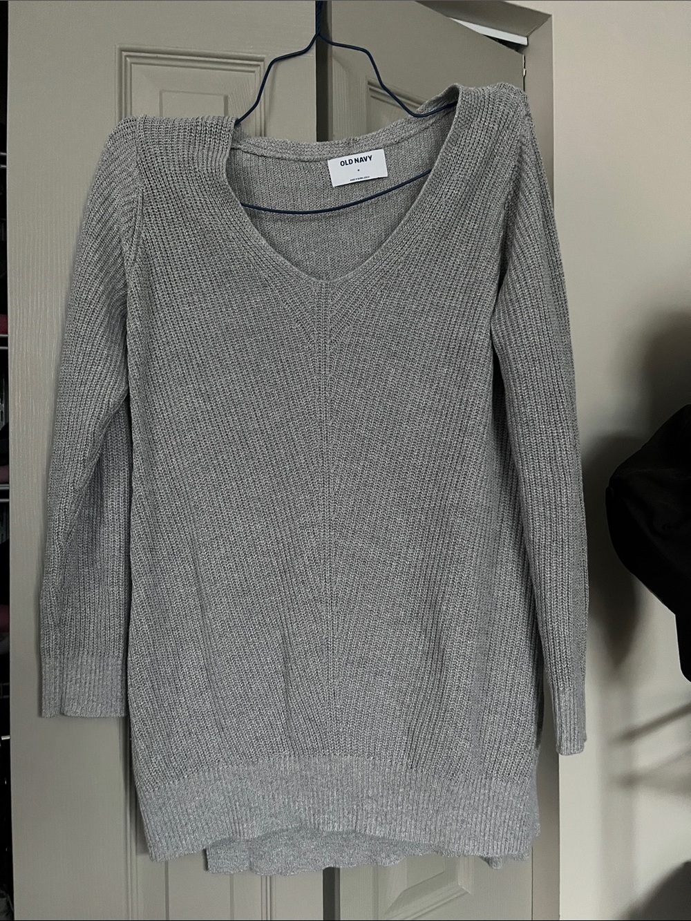 7/$20 Old Navy Light Gray V-Neck Ribbed Sweater